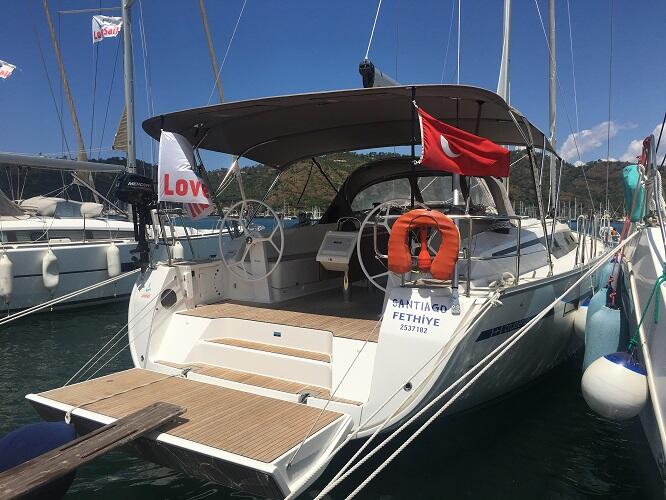Sailing yacht 