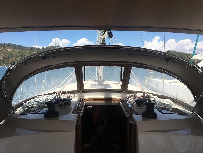 Sailing yacht 