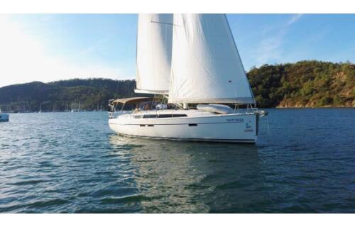 Sailing yacht 