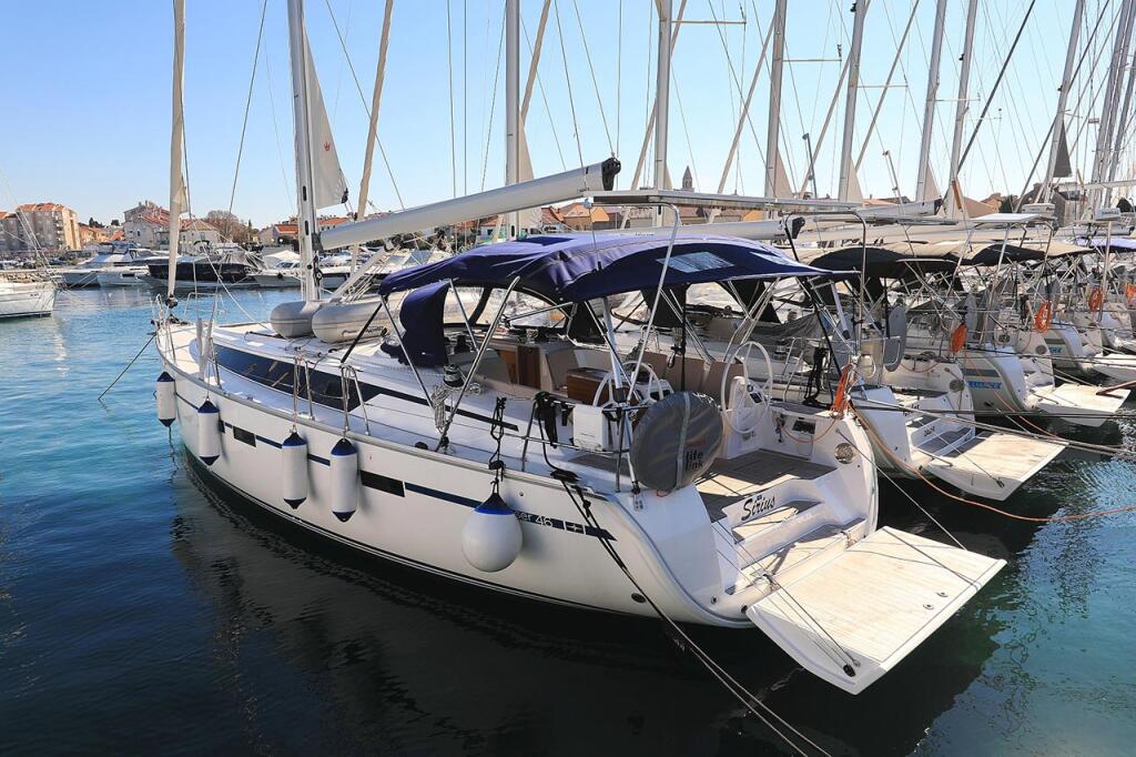 Sailing yacht 