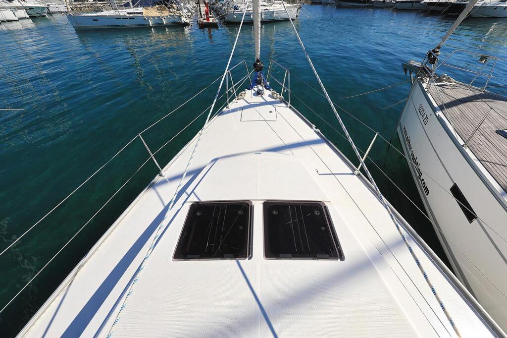 Sailing yacht 