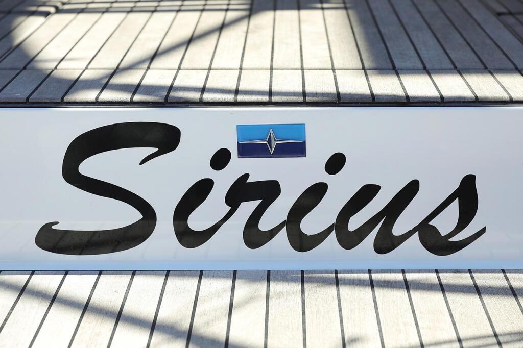 Sailing yacht 