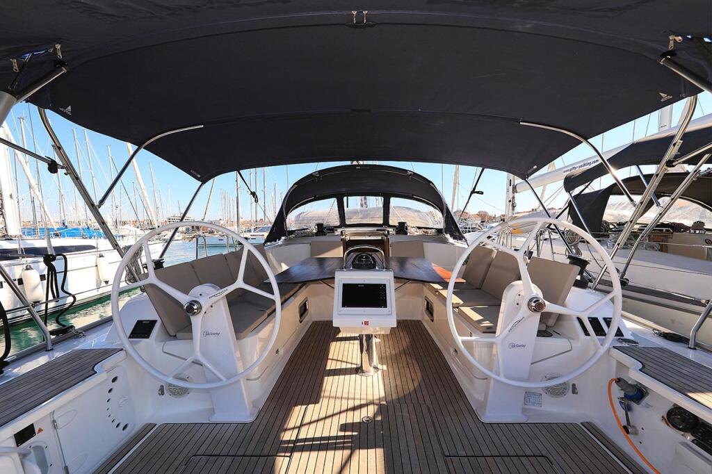 Sailing yacht 