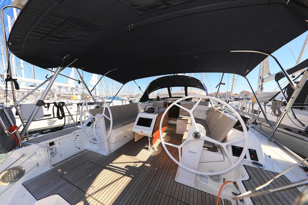 Sailing yacht 