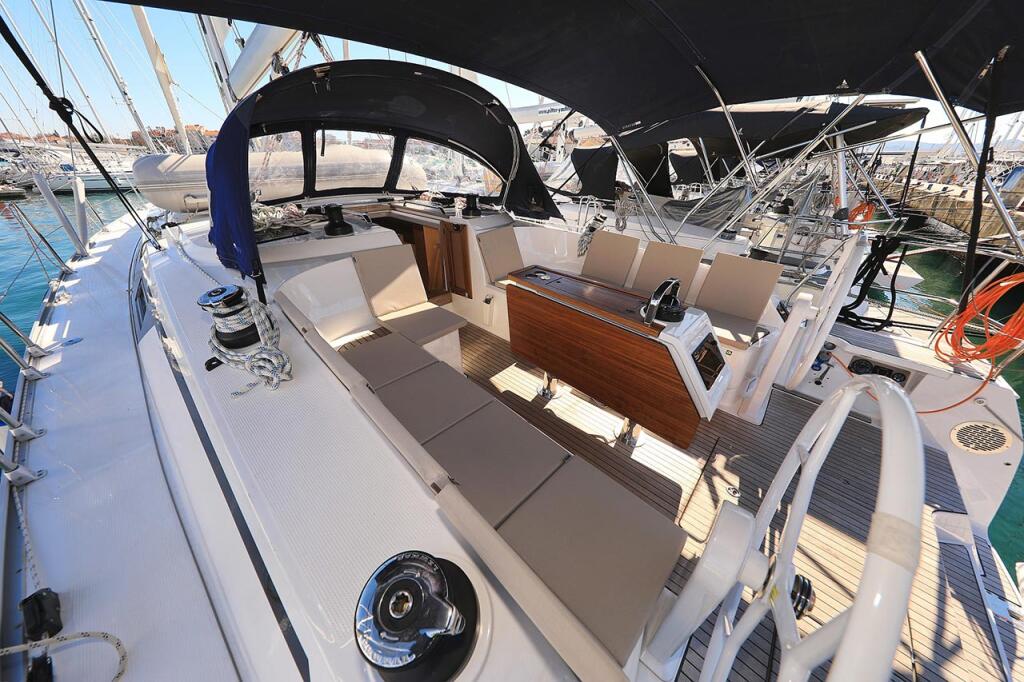 Sailing yacht 
