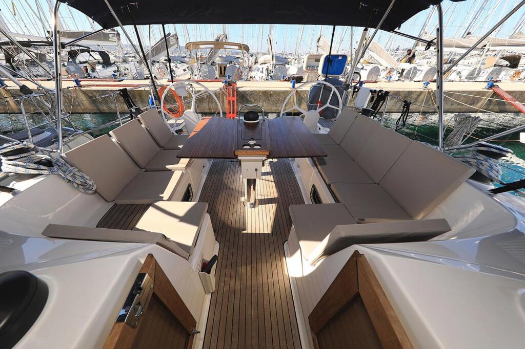 Sailing yacht 