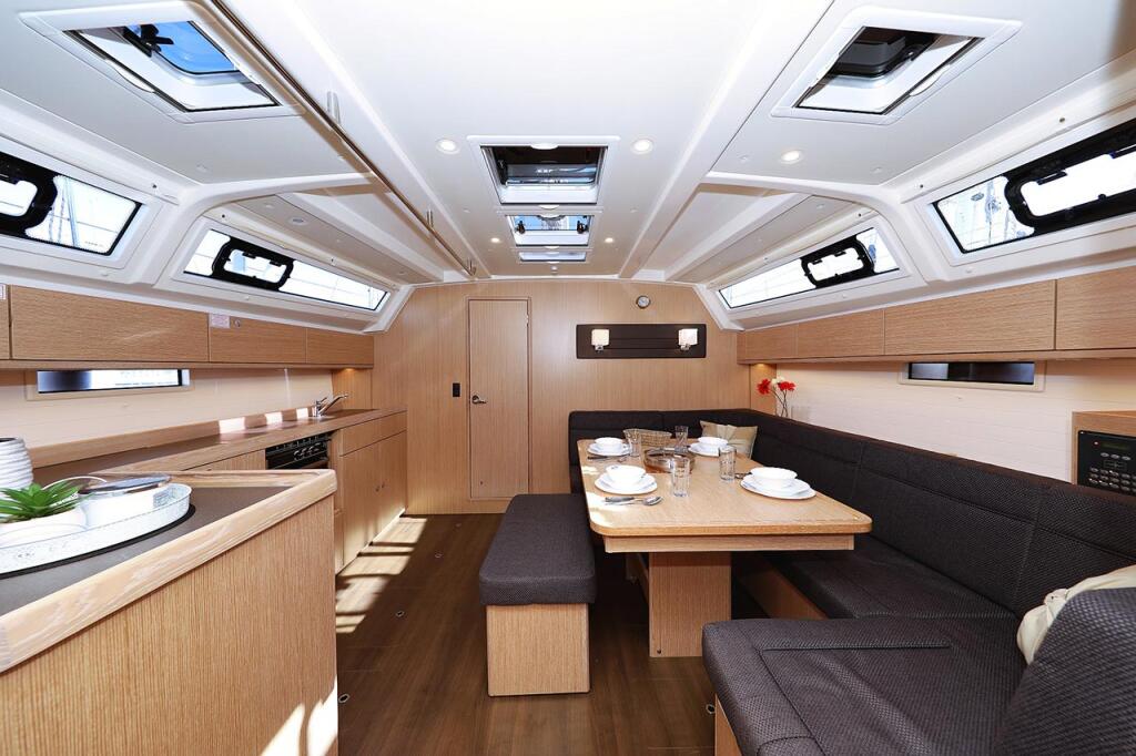 Sailing yacht 