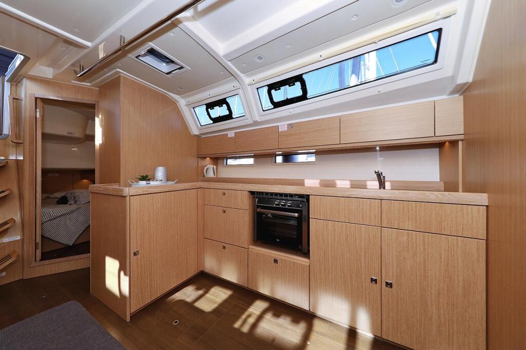 Sailing yacht 