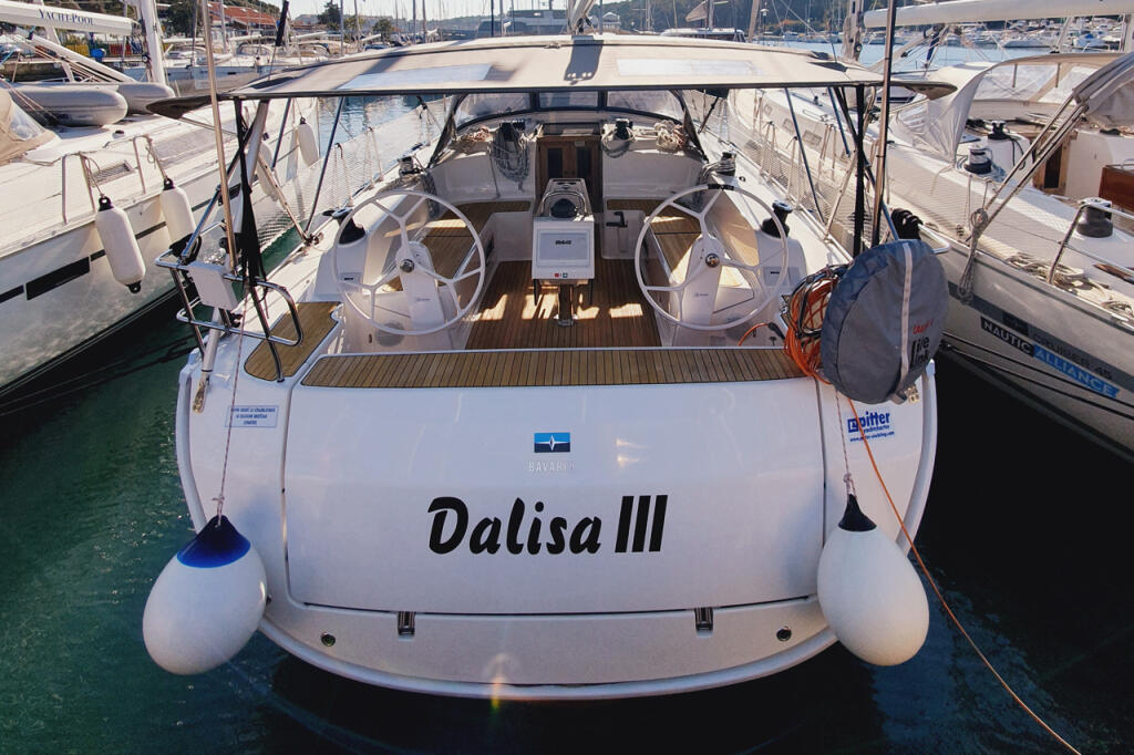 Sailing yacht 