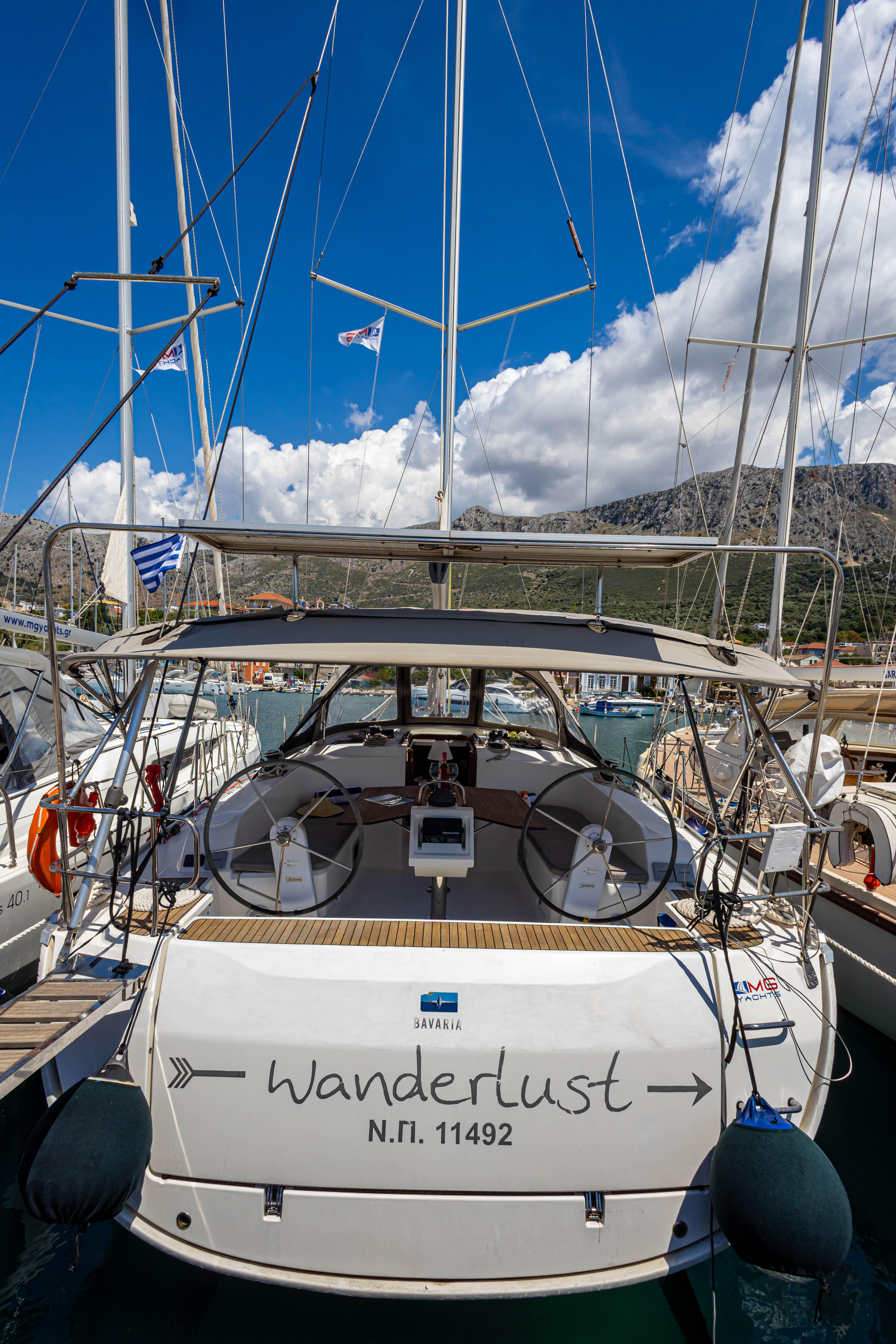 Sailing yacht 