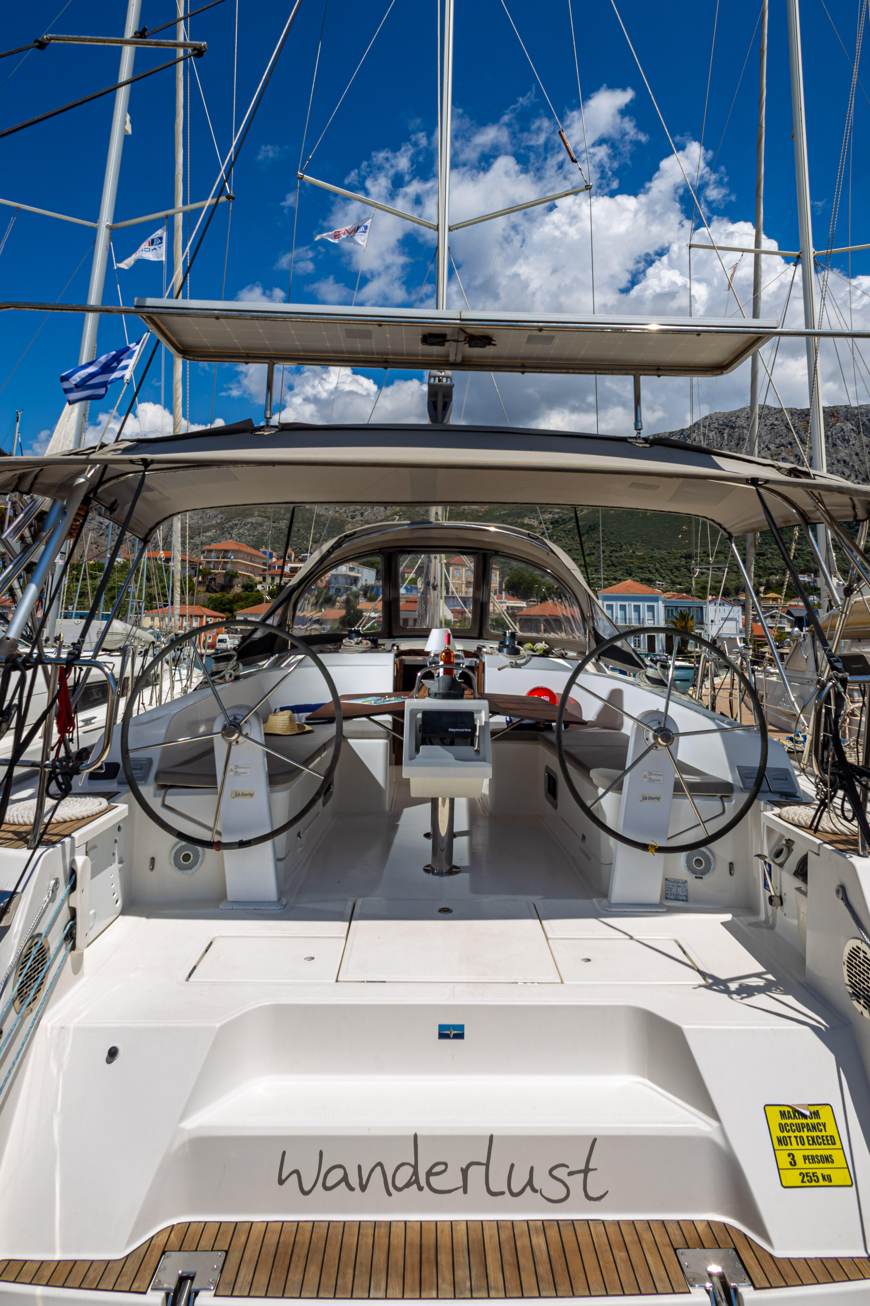 Sailing yacht 