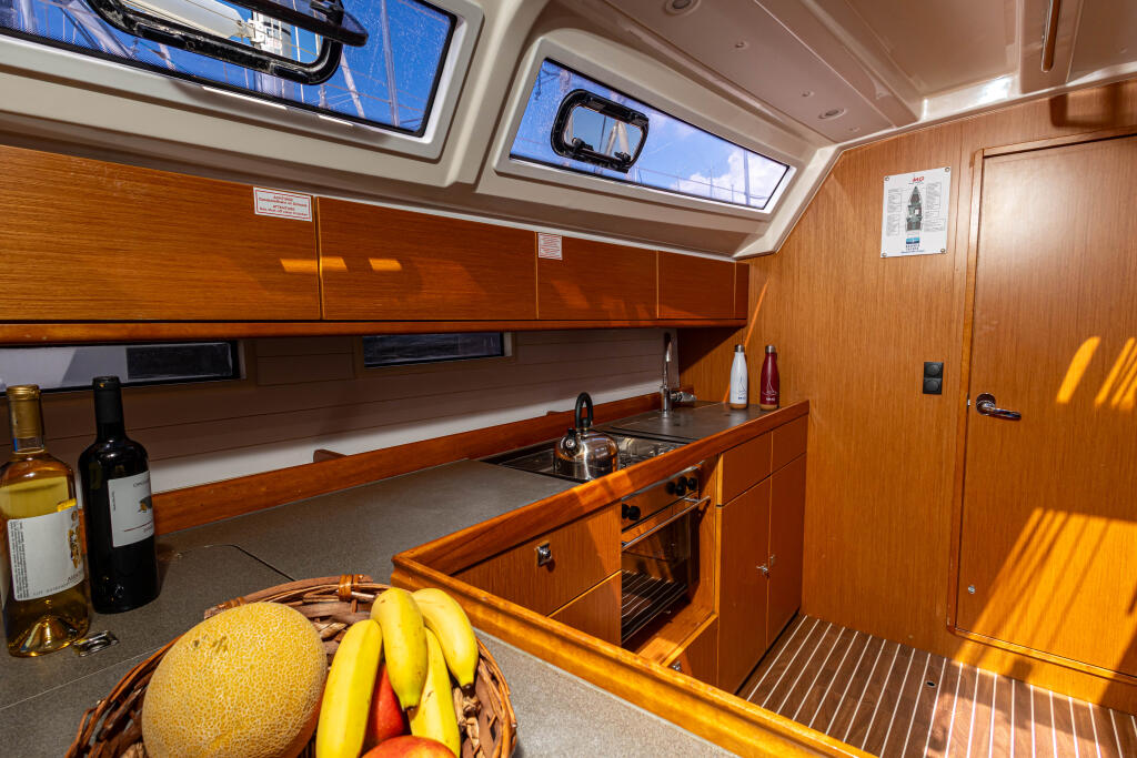 Sailing yacht 
