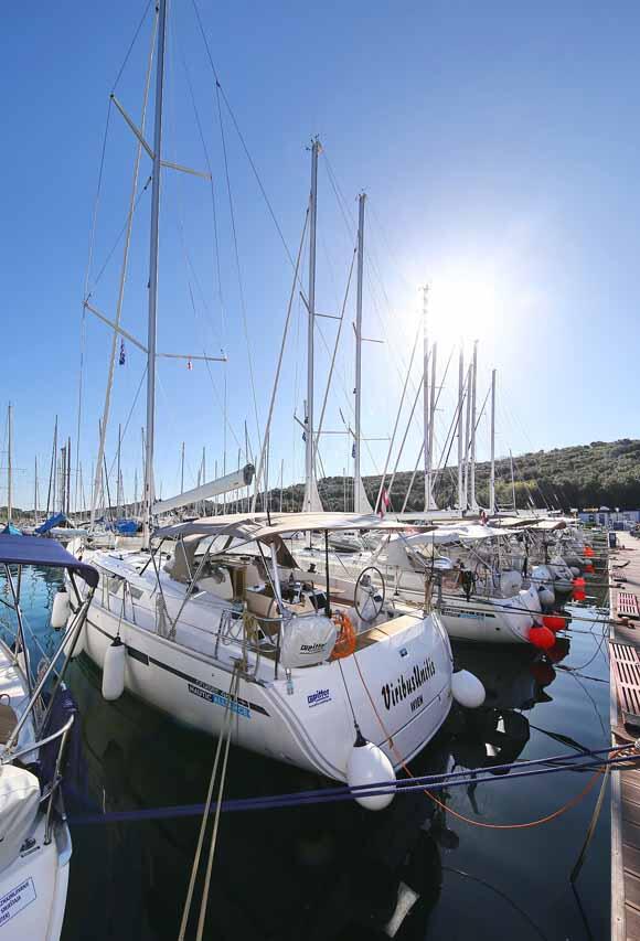Sailing yacht 