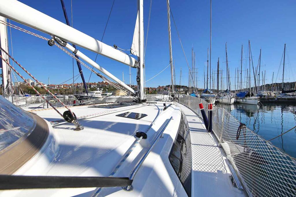 Sailing yacht 