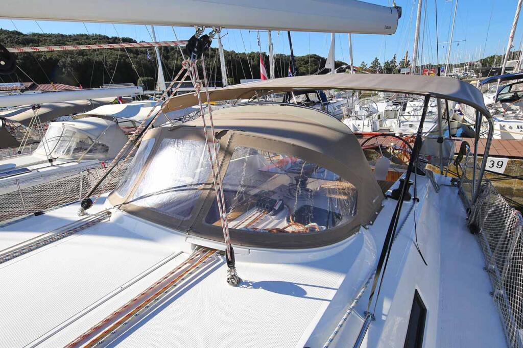 Sailing yacht 