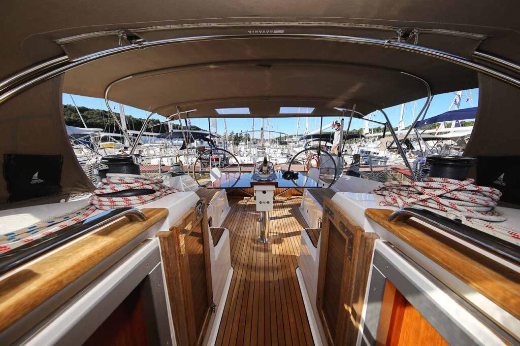Sailing yacht 