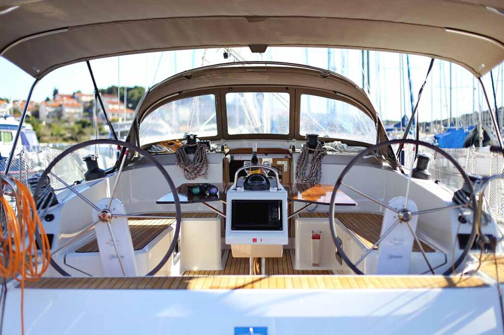 Sailing yacht 