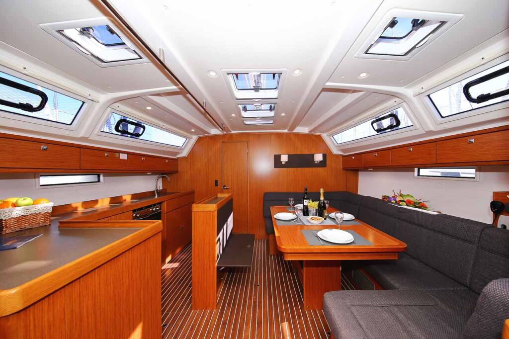 Sailing yacht 
