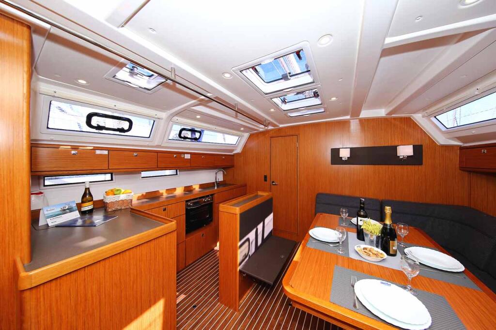Sailing yacht 