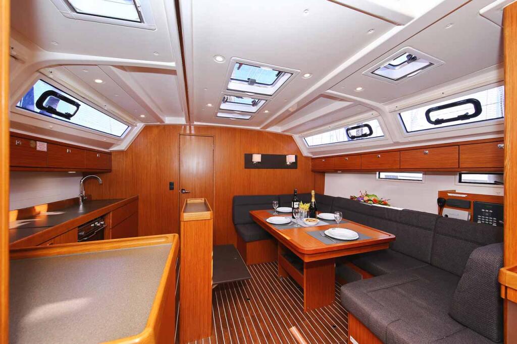 Sailing yacht 