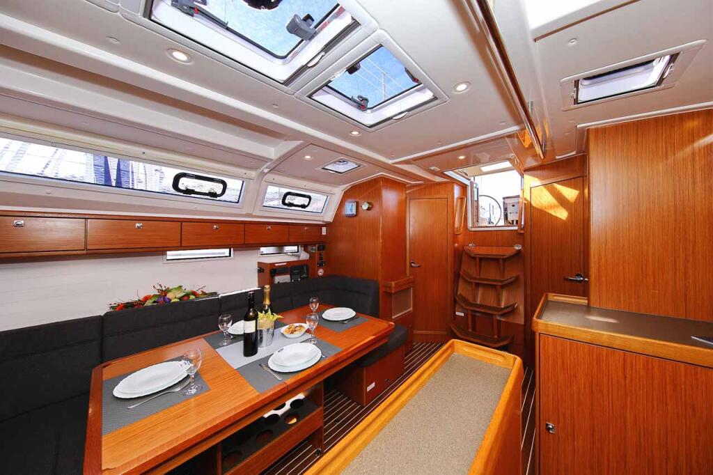 Sailing yacht 