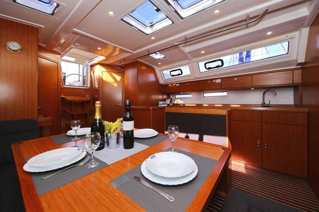 Sailing yacht 