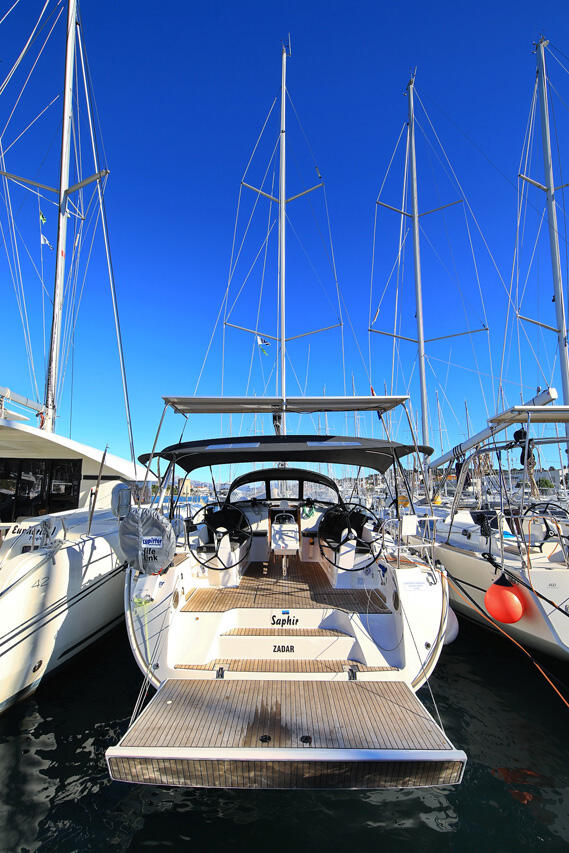 Sailing yacht 