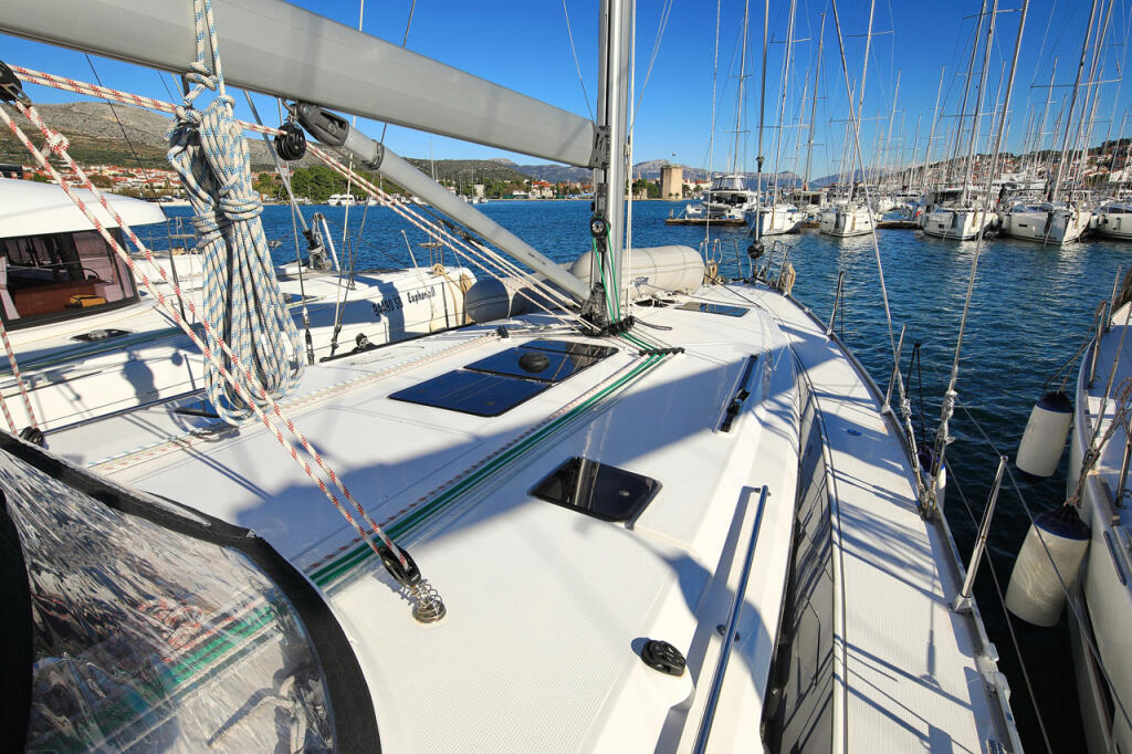 Sailing yacht 
