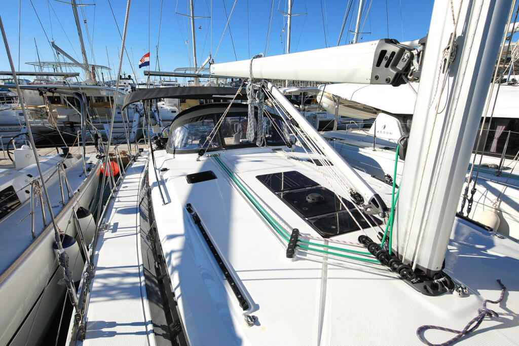 Sailing yacht 