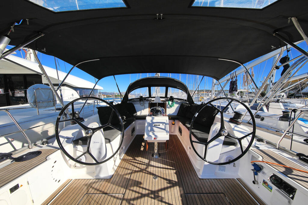 Sailing yacht 