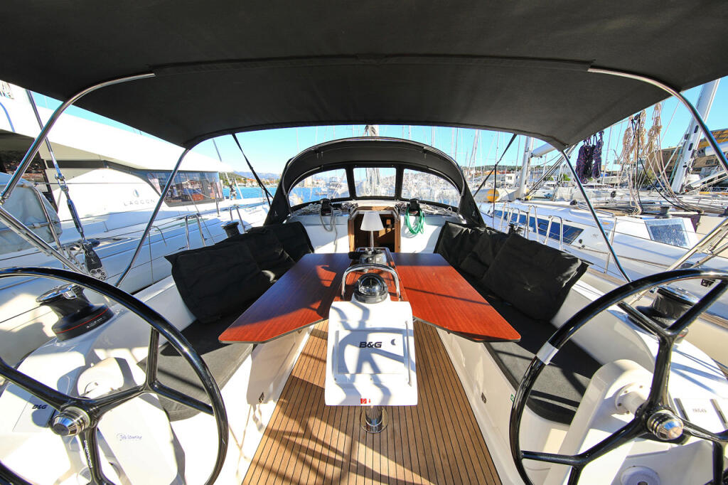 Sailing yacht 