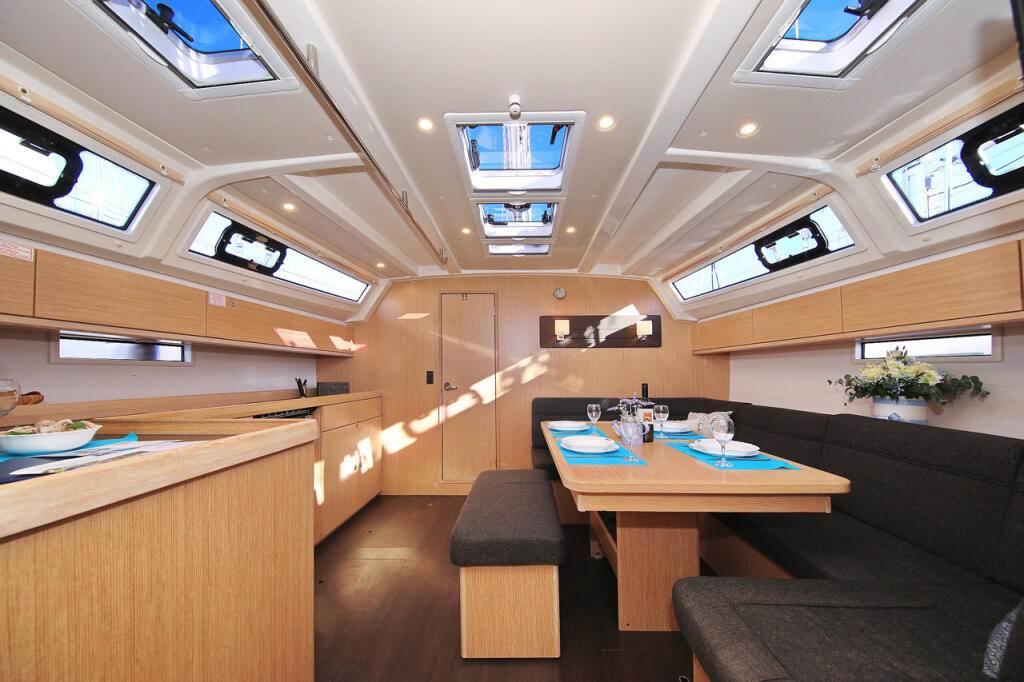 Sailing yacht 
