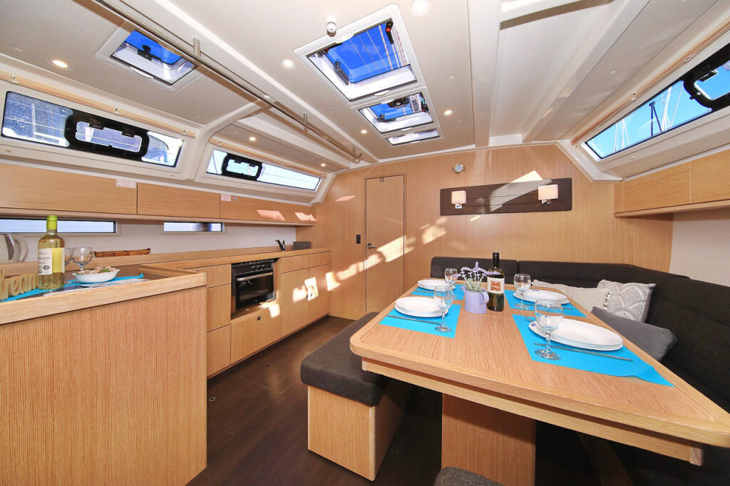 Sailing yacht 