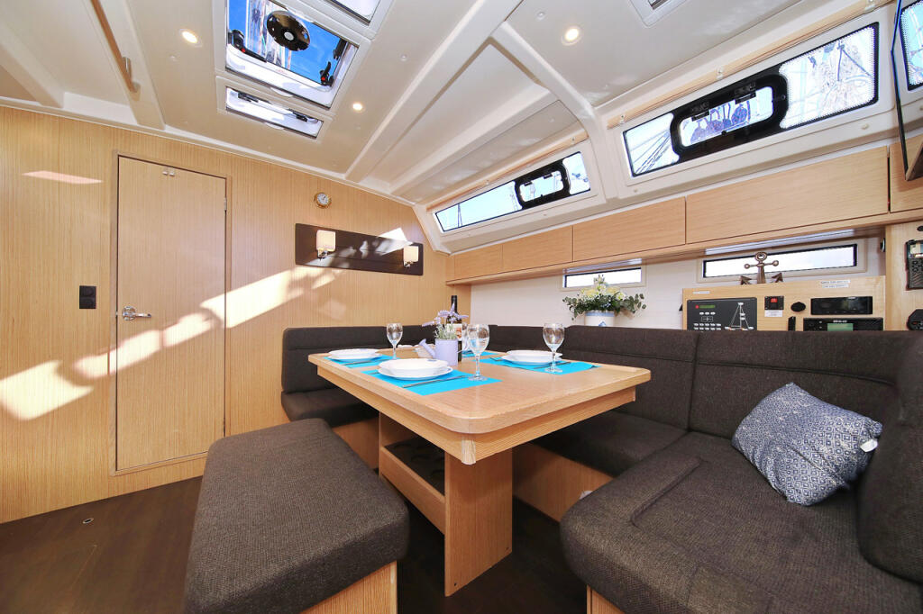 Sailing yacht 