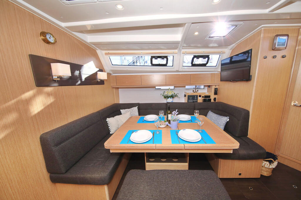 Sailing yacht 