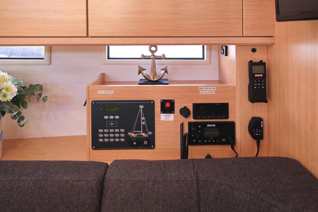Sailing yacht 