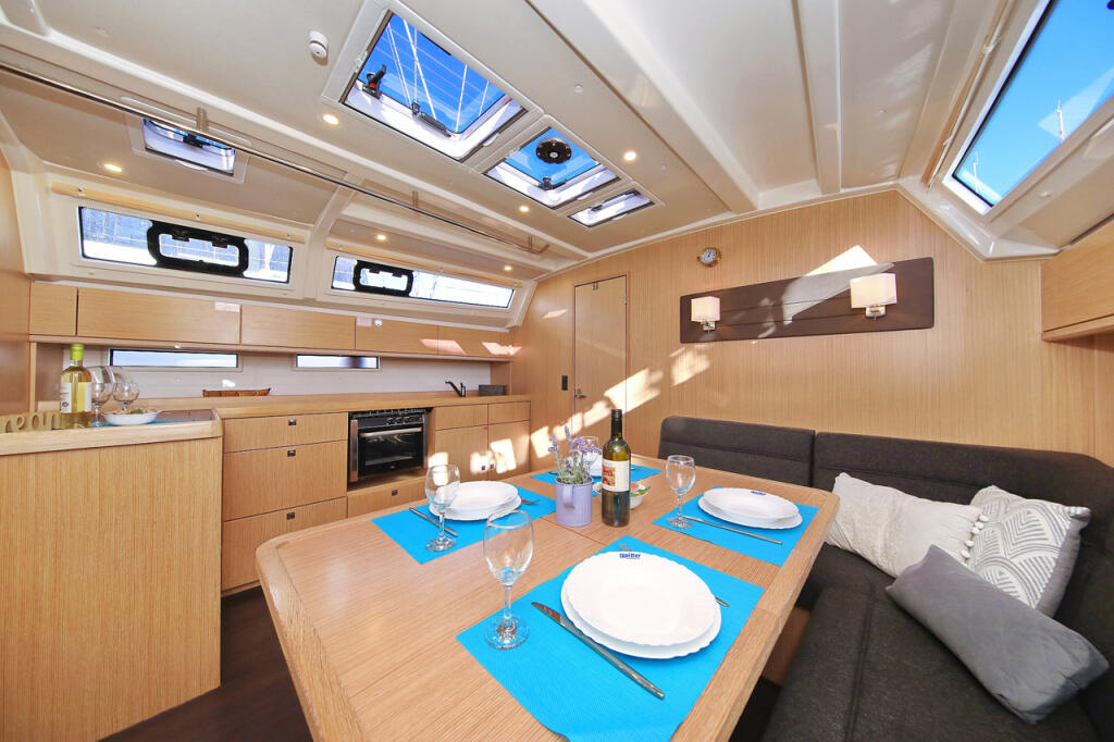 Sailing yacht 