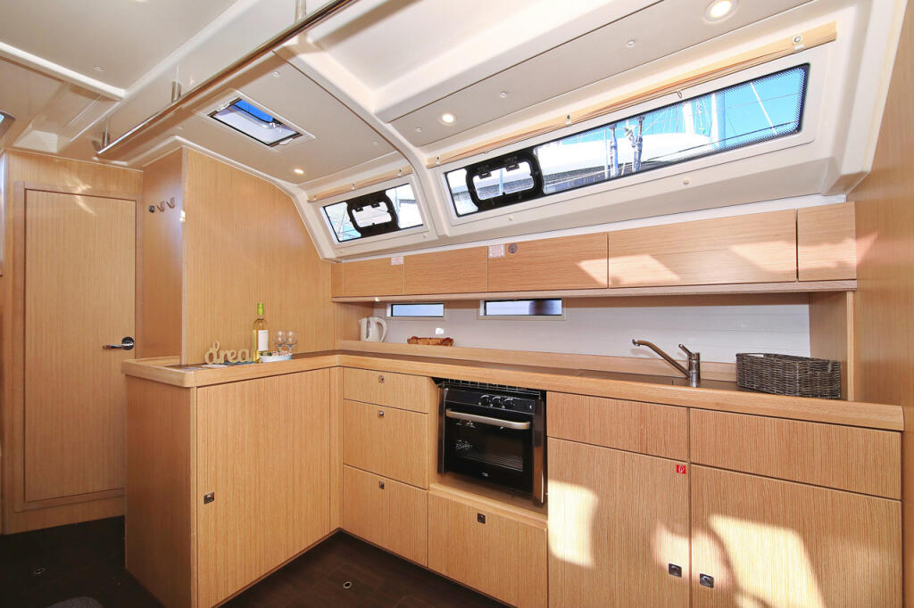 Sailing yacht 