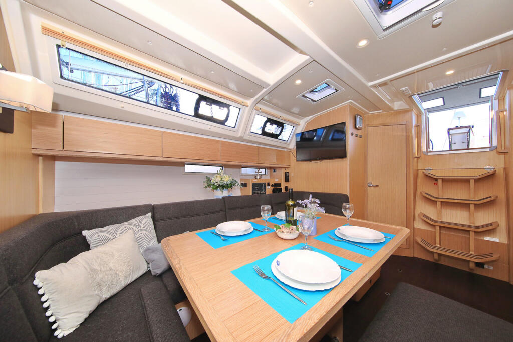 Sailing yacht 