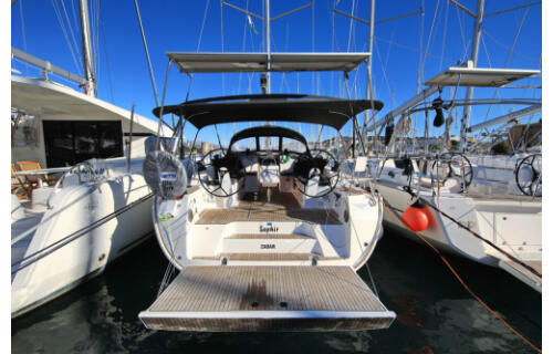 Sailing yacht 