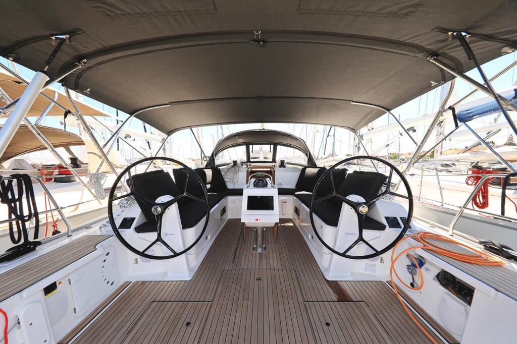 Sailing yacht 