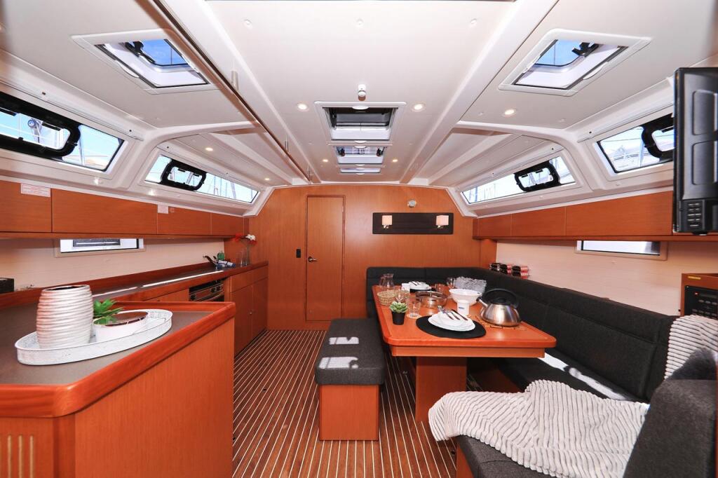 Sailing yacht 