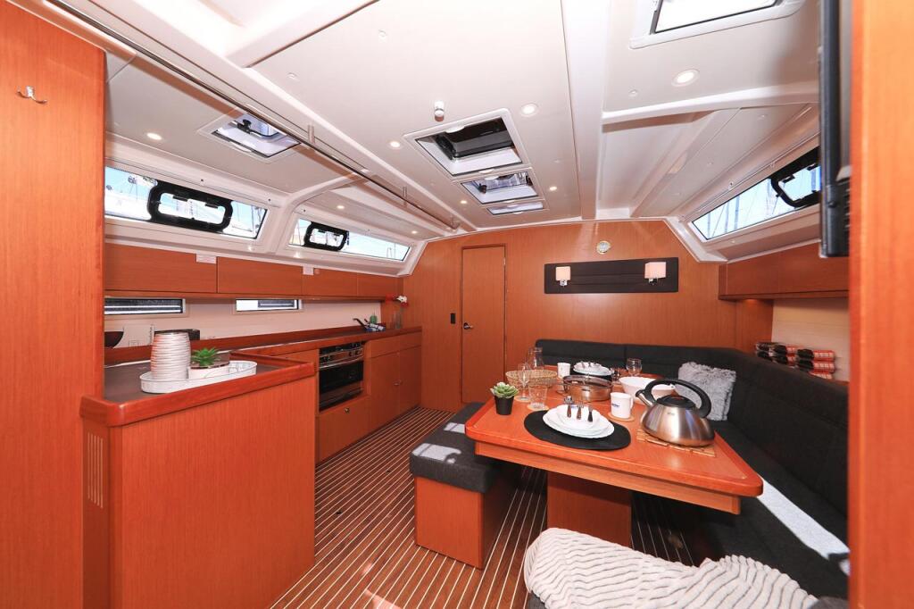 Sailing yacht 