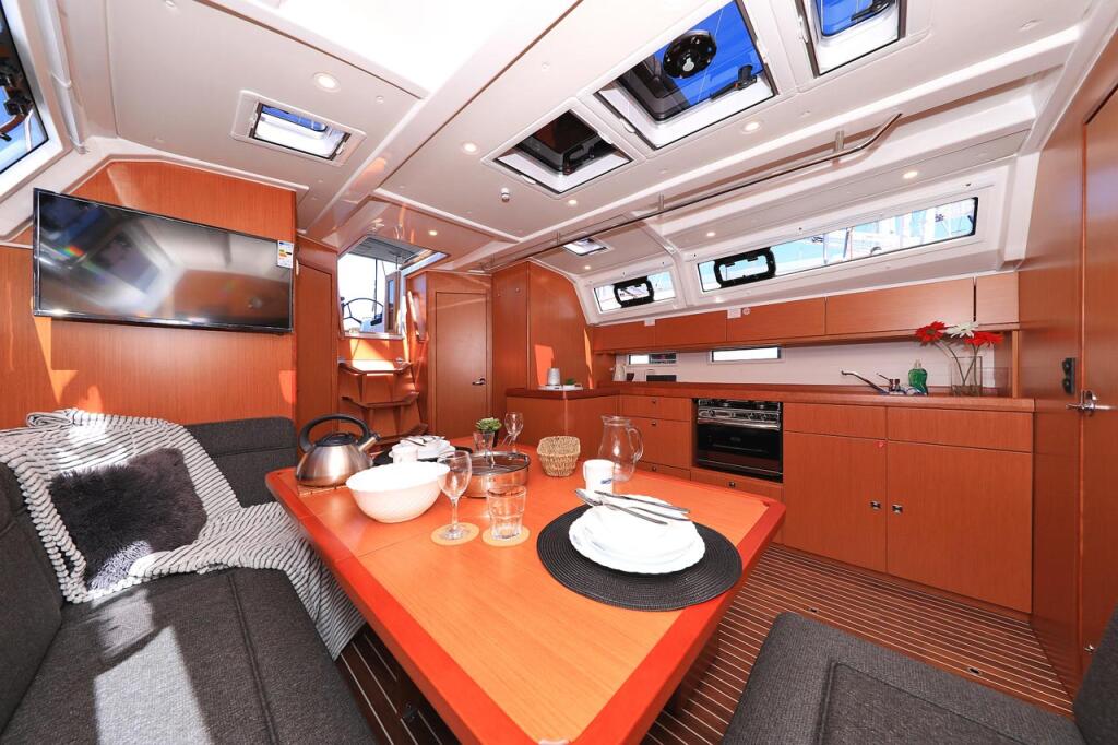 Sailing yacht 