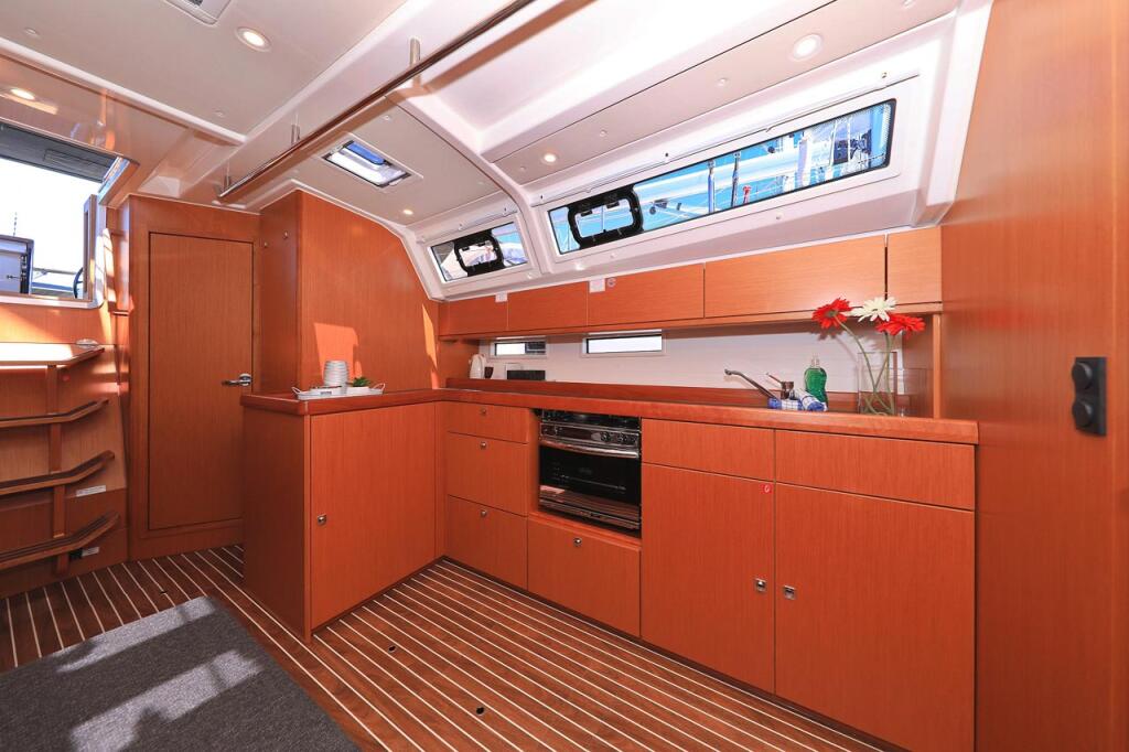 Sailing yacht 