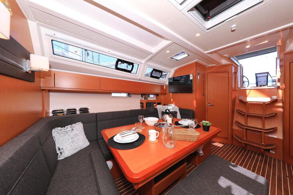 Sailing yacht 