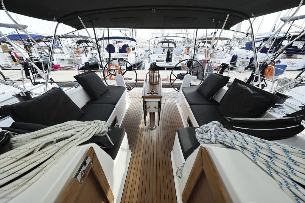 Sailing yacht 