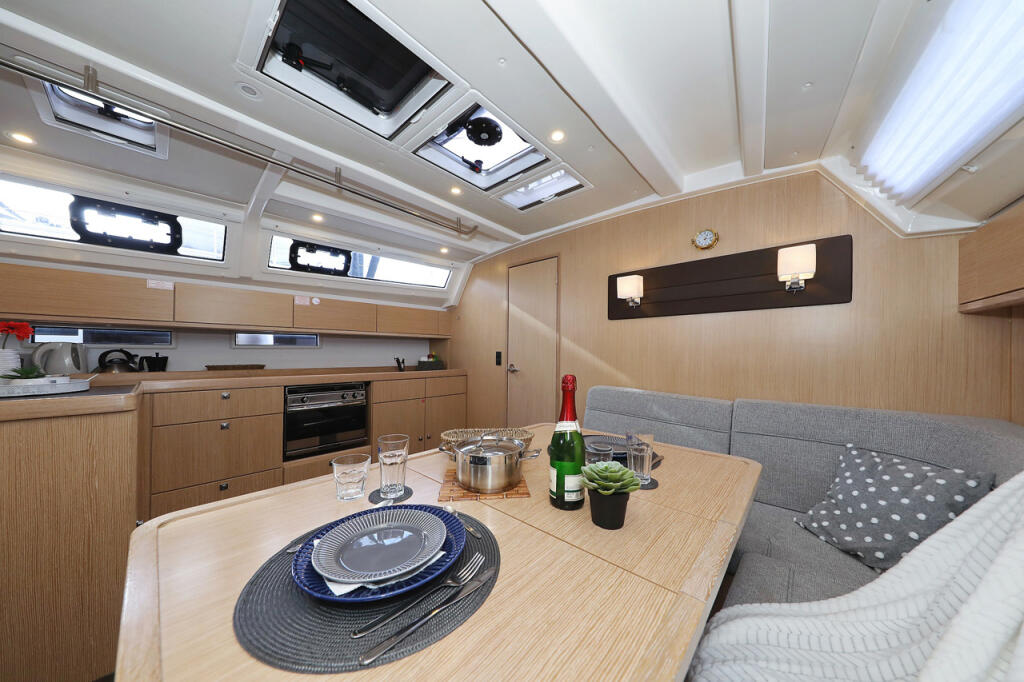Sailing yacht 