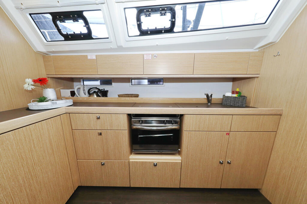 Sailing yacht 