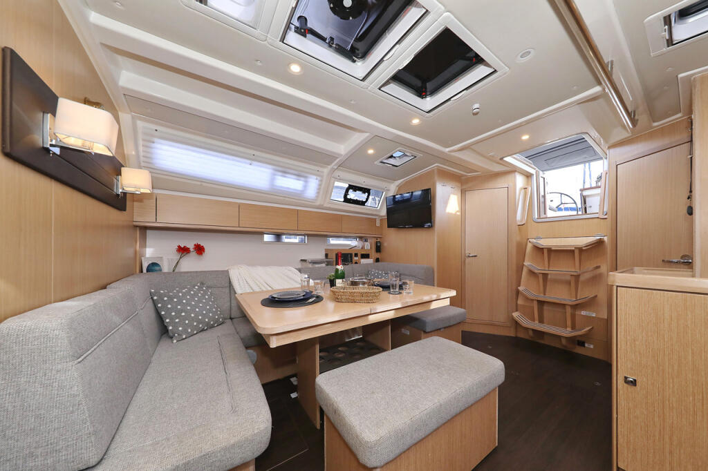 Sailing yacht 
